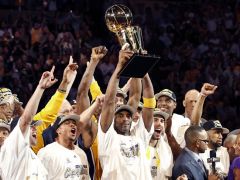 A csapatkapitány, Kobe Bryant emelhette elsőként magasba a Larry O'Brien trófeát