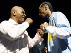Tyson (balra) Snoop Doggal bohóckodik