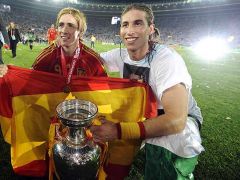 Fernando Torres (balra) és Sergio Ramos a trófeával