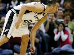 Manu Ginobili, kezében egy denevérrel