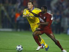 Koné és Terry küzd a labdáért