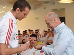 Juhász (balra) átadja a csapat búcsúajándékát Kisteleki Istvánnak