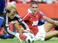 Federico Macheda (piros mezben) 