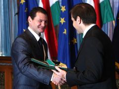 Madár boldogan vette át az elismerést Bajnai Gordon miniszterelnöktől