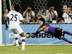 Adebayor (25) tizenegyesből volt eredményes