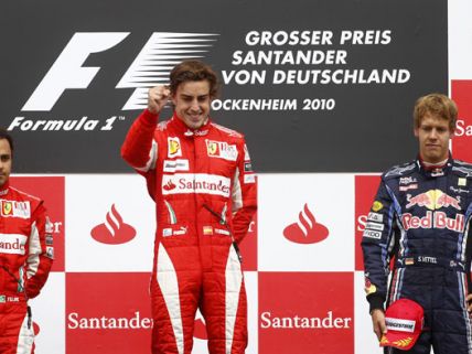 A bosszús Massa (balra), a boldog Alonso és az egykedvű Vettel